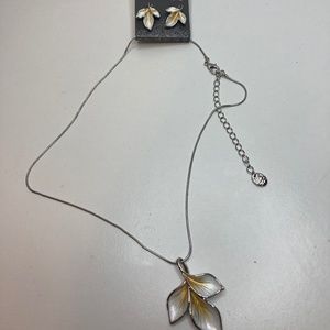 Howards Silver tone Yellow White Leaf Pendant Earrings Necklace Set 18 inches